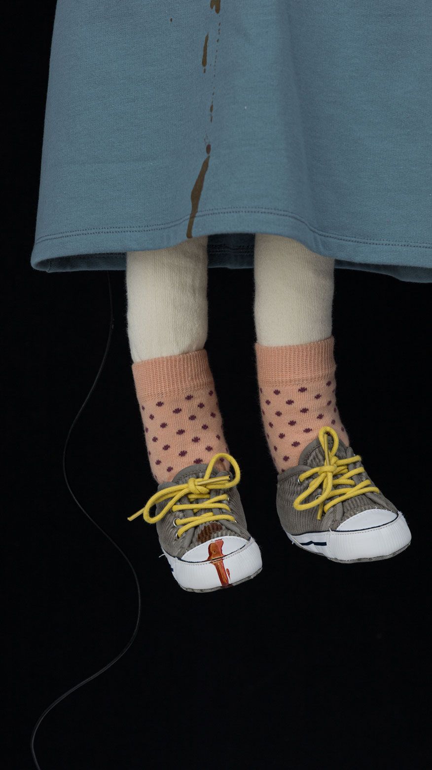 NÃ¦rbillede af fÃ¸dder, strÃ¸mper og sko i skulpturen Stay Unlucky.